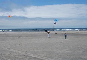 Johanna and Tuomas flying kites at Long Beach