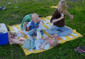 Johanna entertaining Elsa by singing one of Elsa's favorite songs