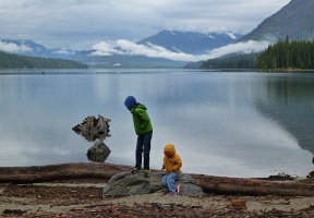Tuomas and Elsa at the shore of the lake