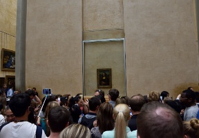 Crowd in front of the Mona Lisa, but ...