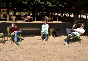Antti, Elsa and Tuomas taking a break while Mom was still enjoying the Louvre